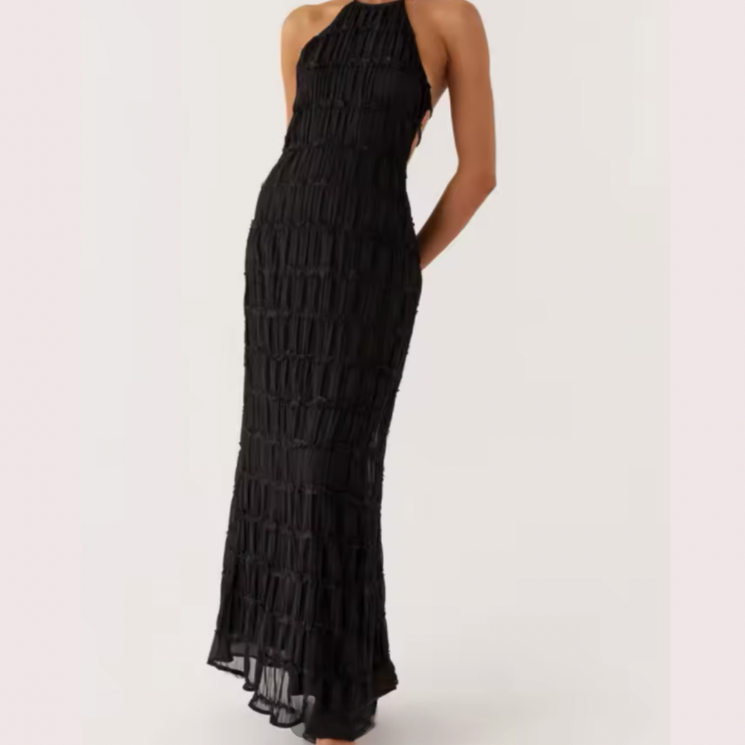 Model trägt strukturiertes Halterneck-Sommerkleid in Vorderansicht – figurbetontes Design in Schwarz.