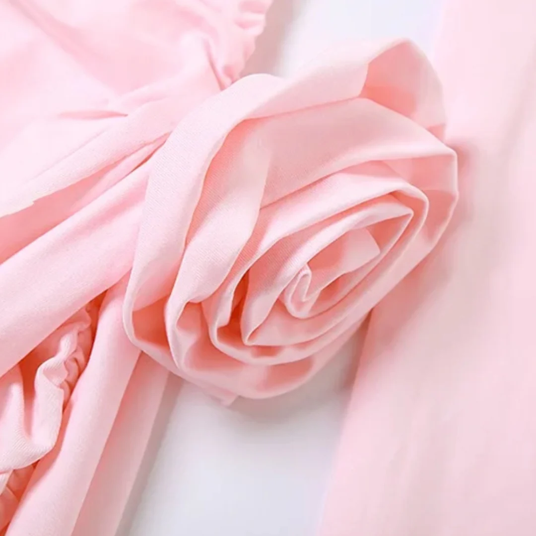 ahaufnahme der seitlichen Raffung mit Drapierung und Knoten – elegantes Designelement des figurbetonten rosa Minikleids