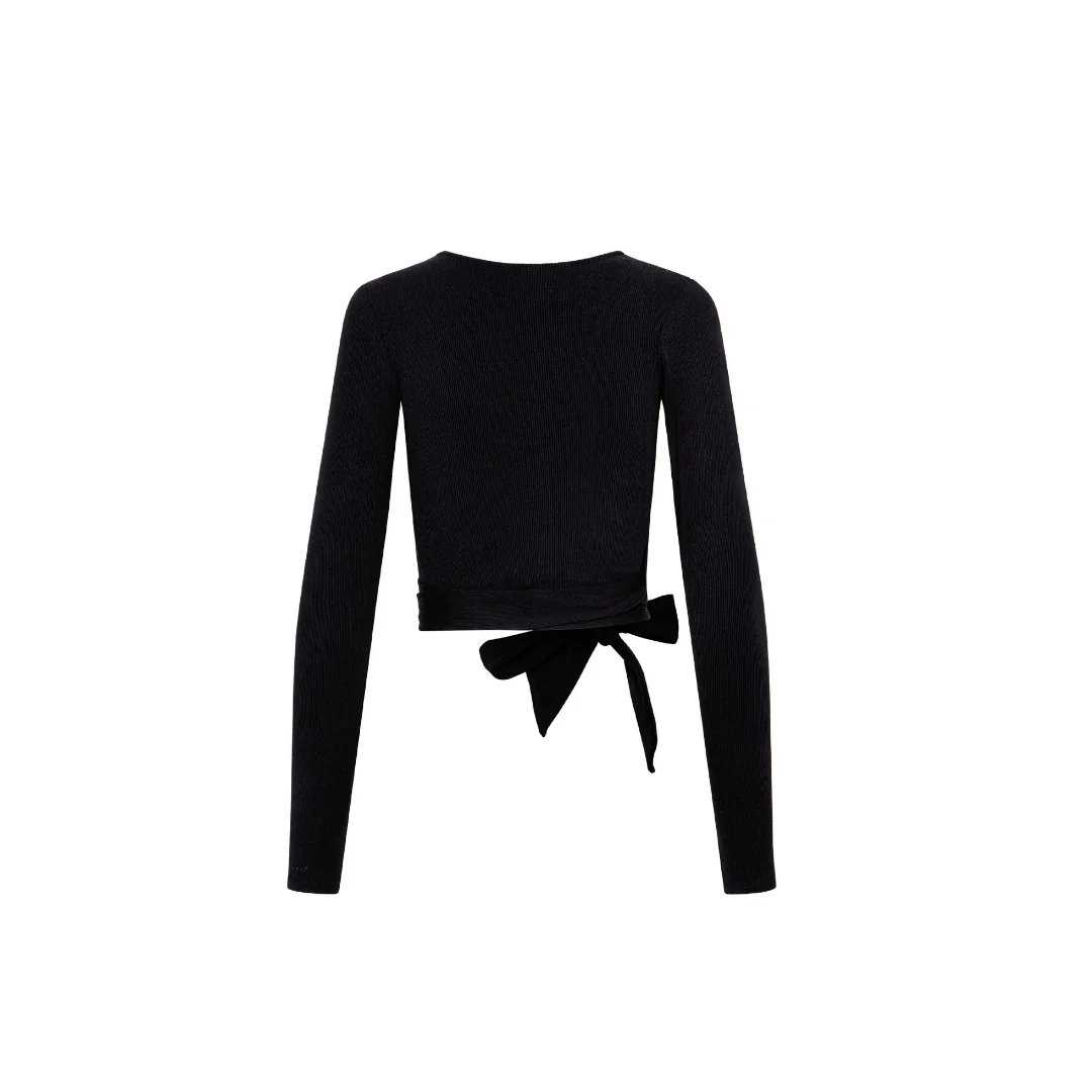 Rückenansicht des Core Calm Wrap Tops in Schwarz – freigestelltes Wickelshirt mit langen Ärmeln, auf weißem Hintergrund.