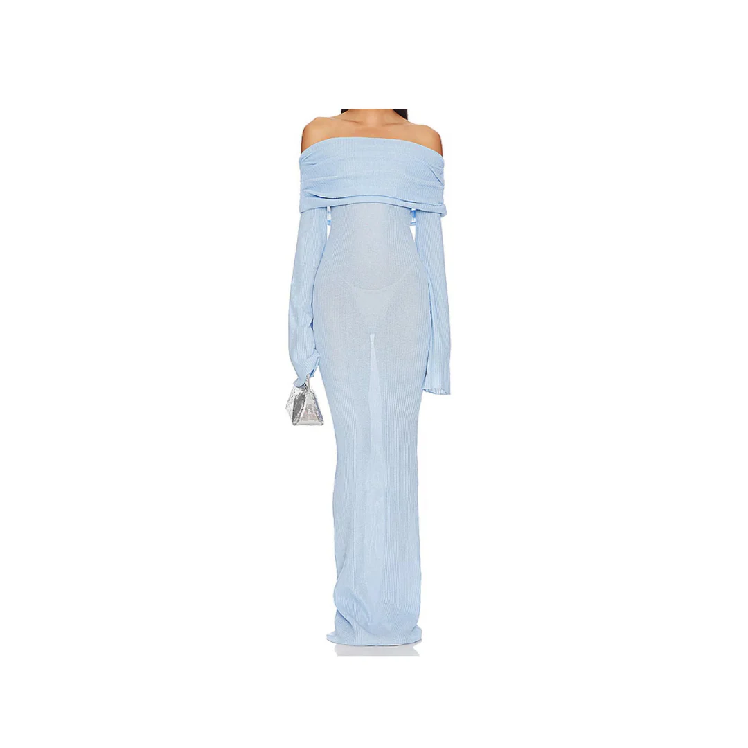 Model trägt das hellblaue Off-Shoulder Chiffonkleid frontal – bodenlang, fließend