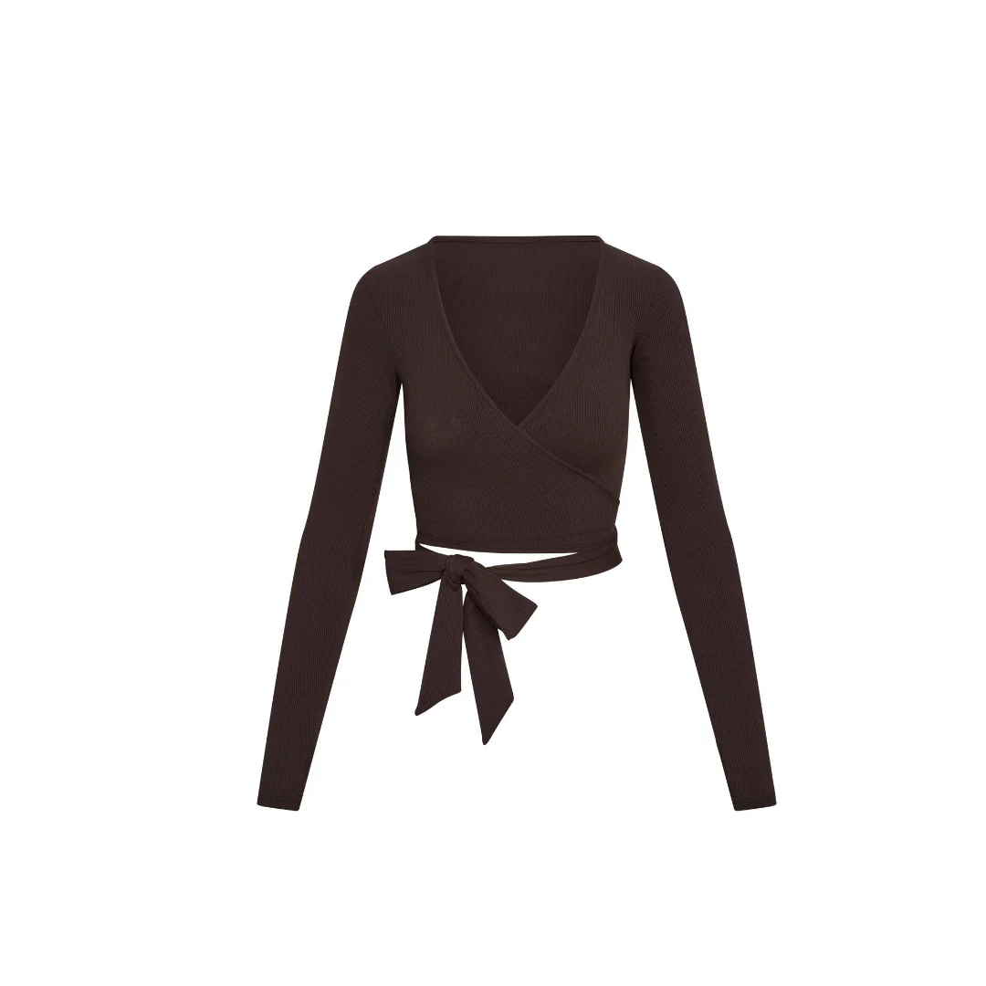 Freigestelltes Wrap Top in Braun auf weißem Hintergrund