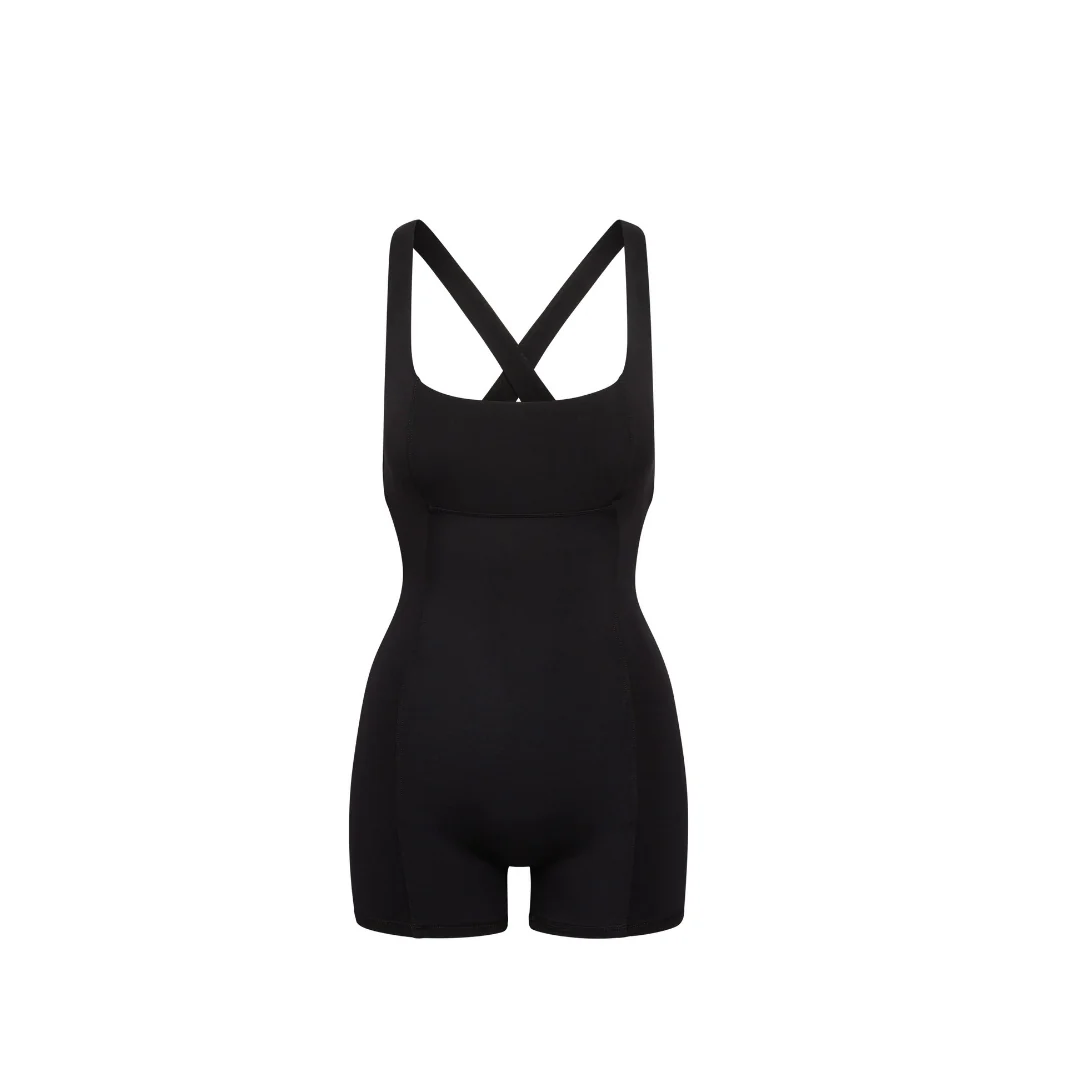 Freigestellter Core Calm Shorty Overall in Schwarz, Vorderansicht auf weißem Hintergrund.