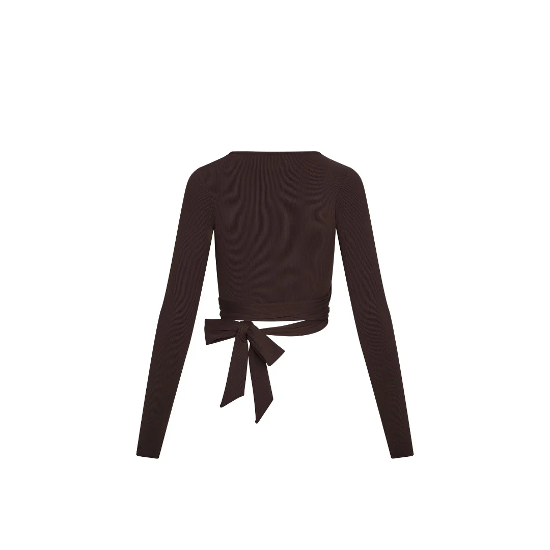 Rückenansicht des Core Calm Wrap Tops in Braun – freigestelltes Wickelshirt mit langen Ärmeln, auf weißem Hintergrund.