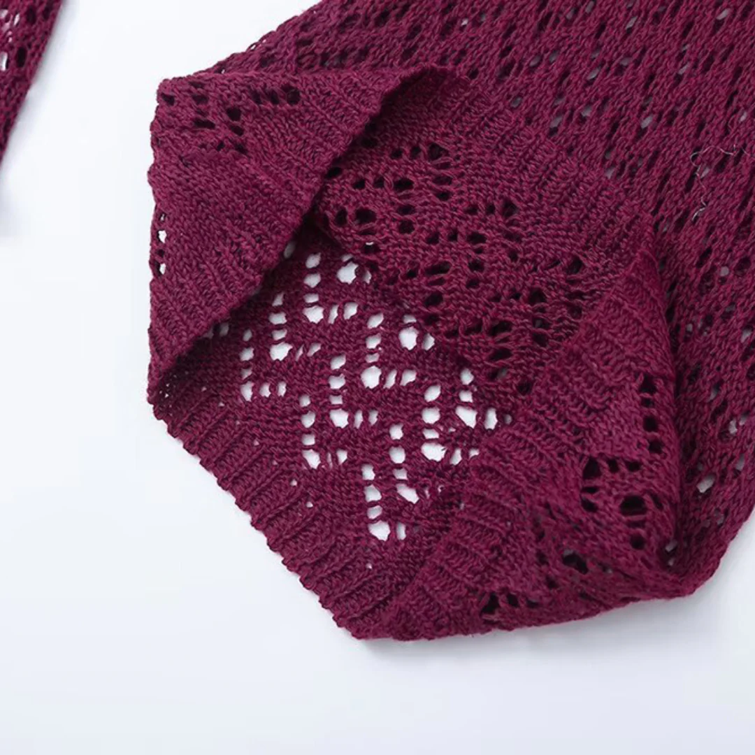 Detailansicht des langärmeligen Strickstoffs mit luftiger Struktur – Maxi-Strickkleid für Damen in Violett