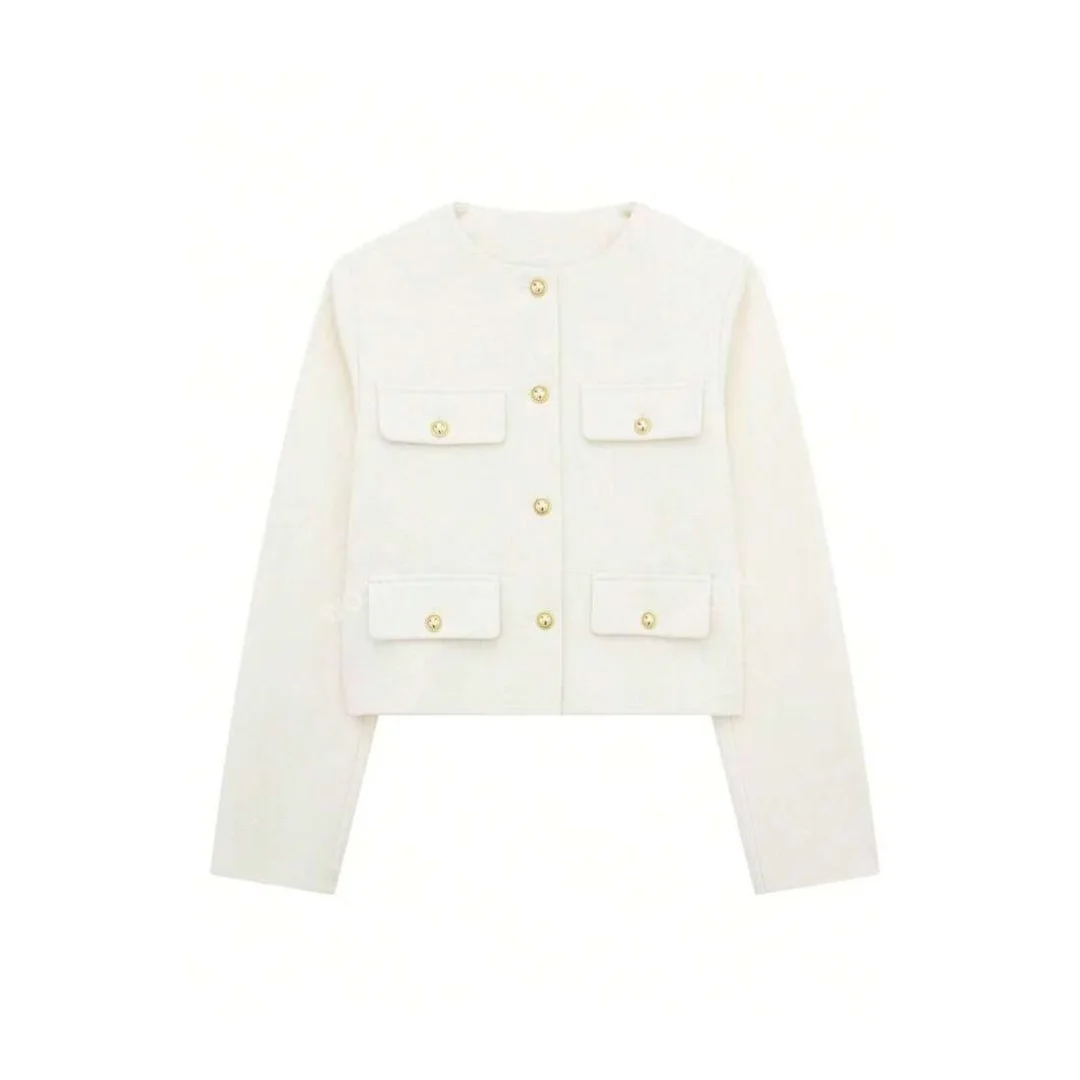 Weißer Cropped Blazer mit vier Fronttaschen und goldenen Knöpfen, freigestellt auf weißem Hintergrund.