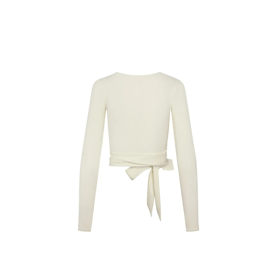 Rückenansicht des Core Calm Wrap Tops in Elfenbein – freigestelltes Wickelshirt mit langen Ärmeln, auf weißem Hintergrund.