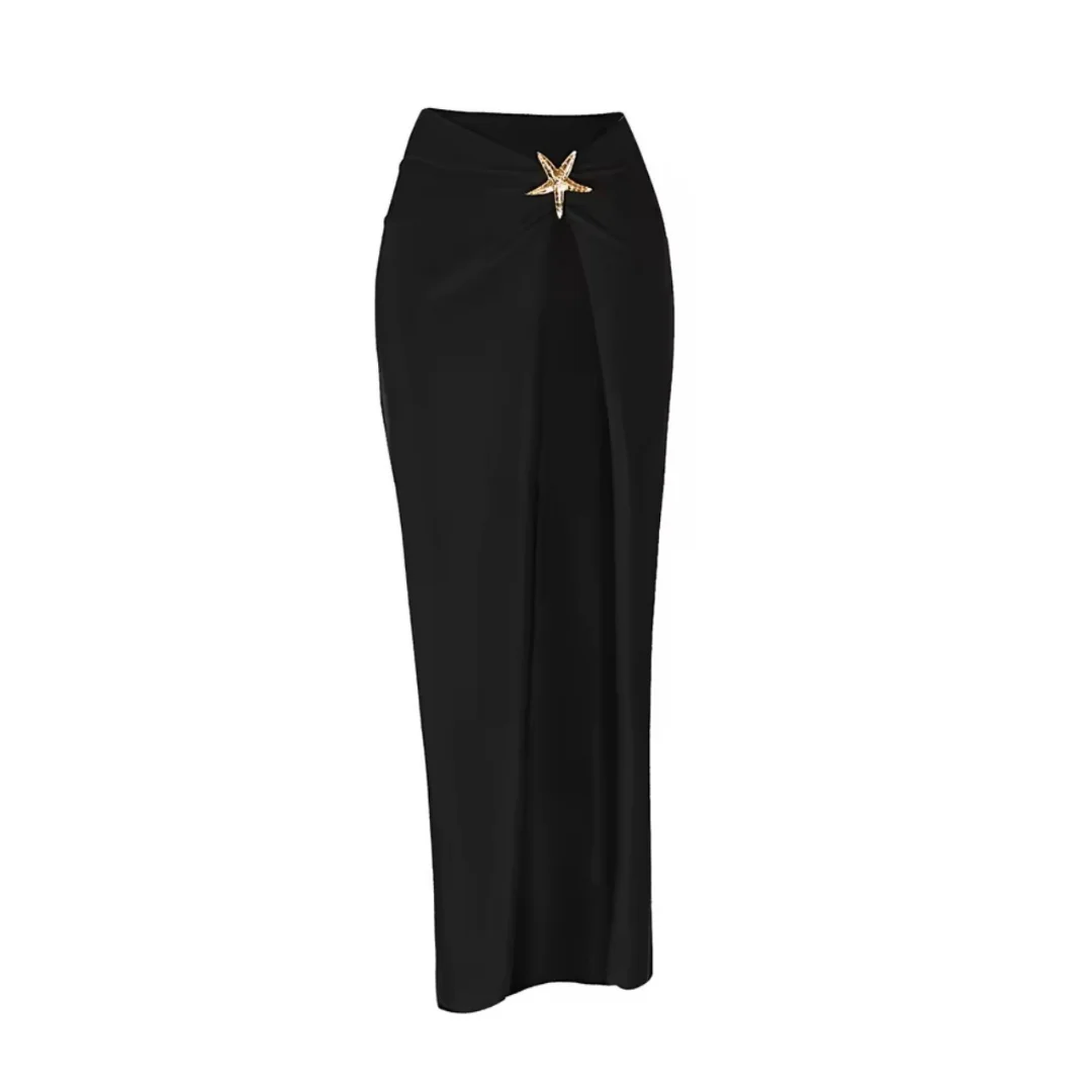Schwarzer Damen Wickelrock mit goldener Seestern-Dekoration – ideal als Ergänzung zum Badeanzug oder Sommeroutfit. Rock freigestellt auf weißem Hintergrund.