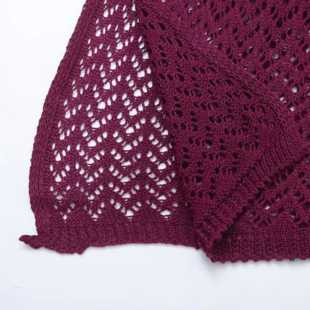 Nahaufnahme des leicht ausgestellten Saums am unteren Ende des Maxi-Strickkleids – luftiger Strick-Look für Damen in Violett.
