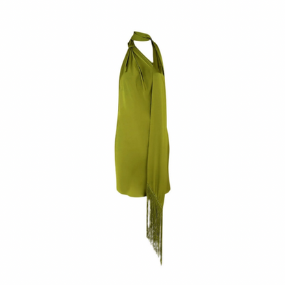 Grünes Satin-Halterneck-Kleid mit drapiertem Schal und Fransen – seitliche Vorderansicht auf weißem Hintergrund.