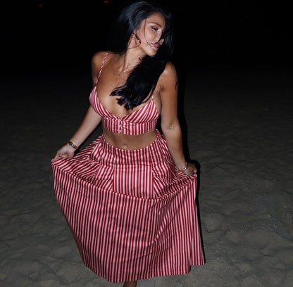 Model trägt den Zweiteiler in Rot-Weiß von vorne, bestehend aus Crop Top und Plissee-Rock.