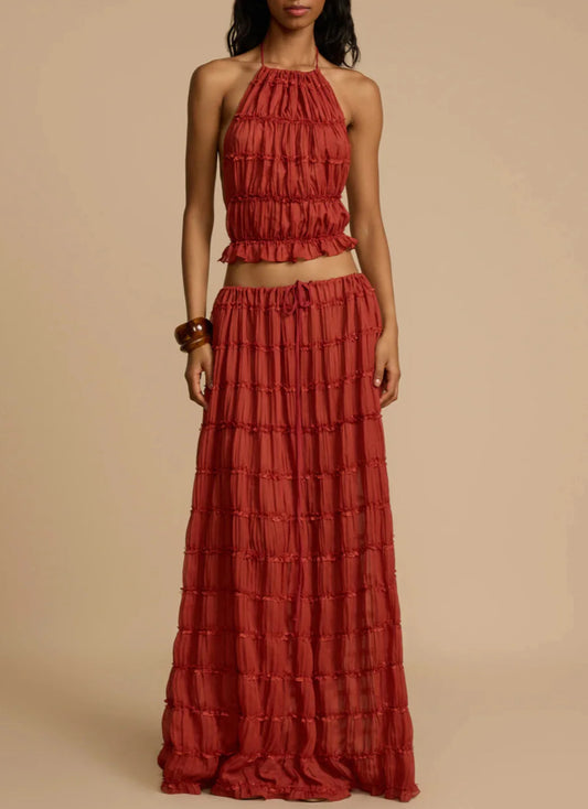 Modell trägt rotes zweiteiliges Damen-Set mit Neckholder-Top und weiter Hose – eleganter Sommerlook mit fließendem Schnitt