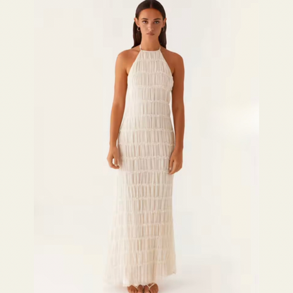 Model trägt strukturiertes Halterneck-Sommerkleid in Vorderansicht – figurbetontes Design in Weiß.