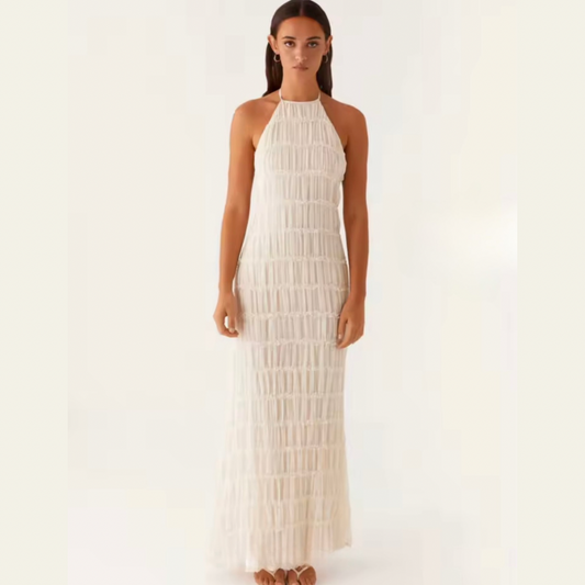 Model trägt strukturiertes Halterneck-Sommerkleid in Vorderansicht – figurbetontes Design in Weiß.