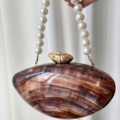 Glossy Shell Look Clutch mit XL-Perlenhenkel