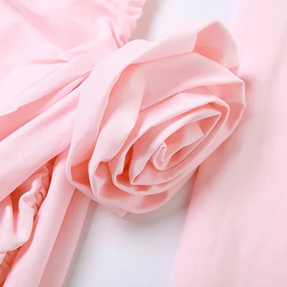 ahaufnahme der seitlichen Raffung mit Drapierung und Knoten – elegantes Designelement des figurbetonten rosa Minikleids