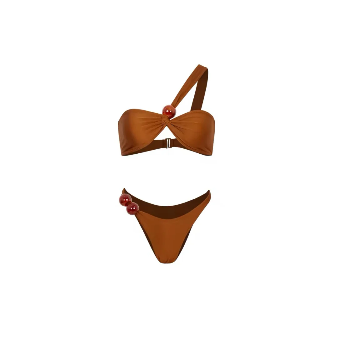 Zweiteiliges Bikini-Set in Braun mit One-Shoulder-Oberteil und dekorativen roten Kugelperlen – elegantes Design ohne Rock