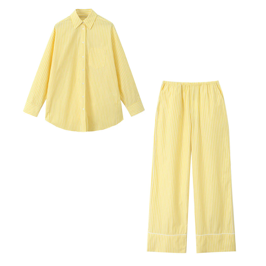 Zweiteiliges Damen Loungewear-Set in Gelb-Weiß mit gestreiftem Hemd und weiter Hose – bequemer Freizeitlook