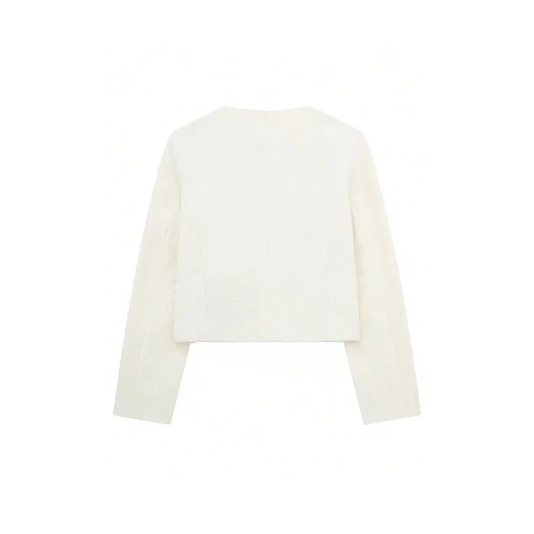 Rückansicht des weißen Cropped Blazers mit Rundhalsausschnitt, freigestellt auf weißem Hintergrund.