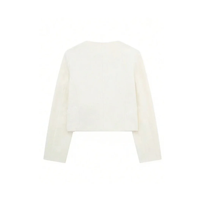 Rückansicht des weißen Cropped Blazers mit Rundhalsausschnitt, freigestellt auf weißem Hintergrund.