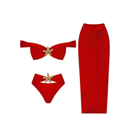 Dreiteiliges rotes Bikini-Set mit goldenen Seestern-Details und passendem Rock – eleganter Sommer-Look für Strand und Pool