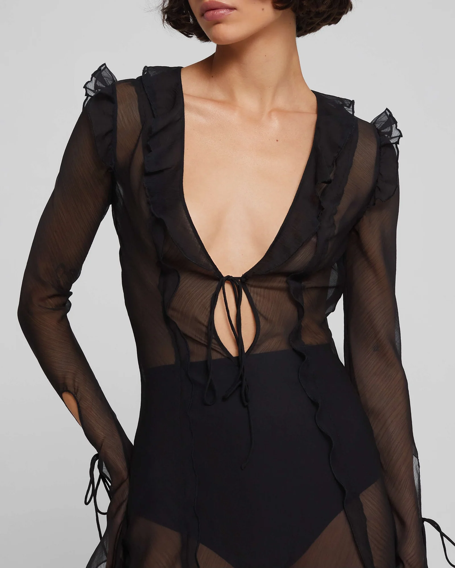 Transparentes Maxikleid mit Rüschen – Schwarz oder Schwarz mit weißen Punkten