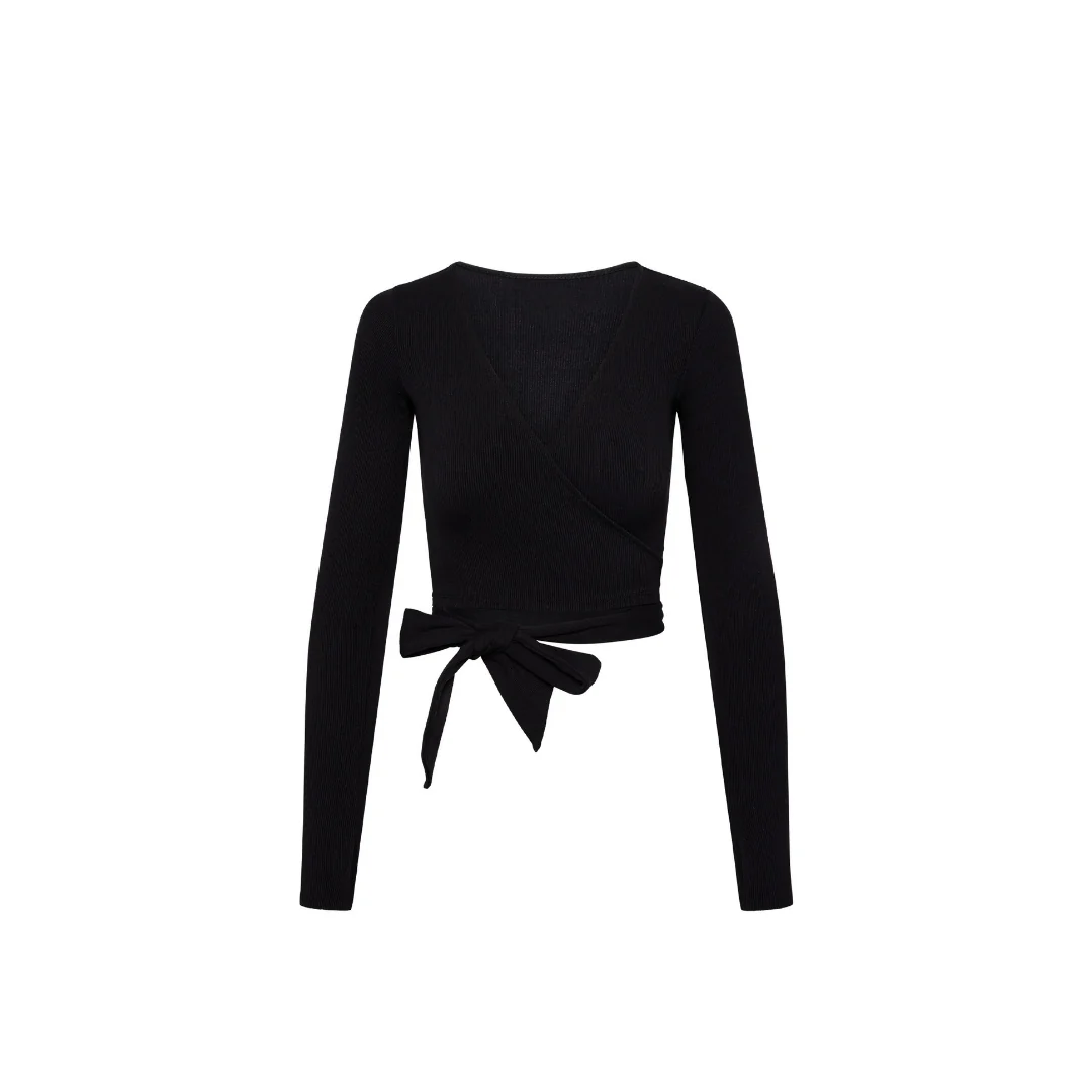 Freigestelltes Wrap Top in Schwarz auf weißem Hintergrund