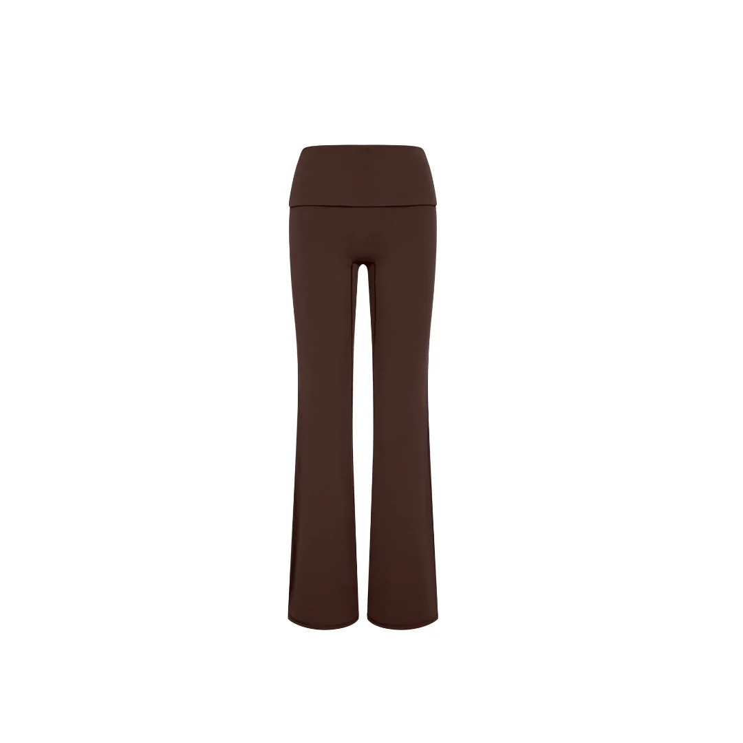 Freigestelltes Produkt: Stretch Pants auf weißem Hintergrund