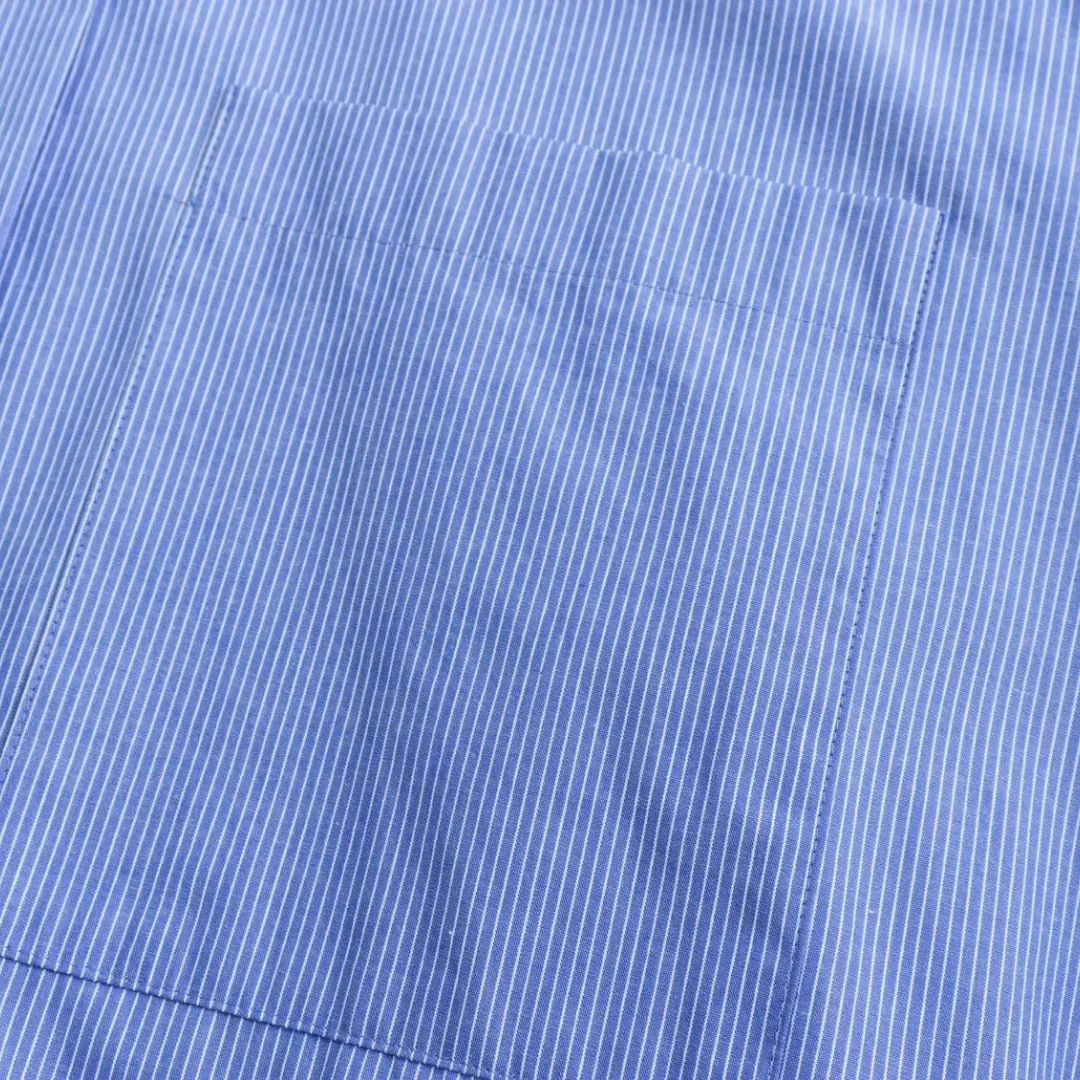 Nahaufnahme der Brusttasche des blau-weiß gestreiften Damenhemds – dezentes Detail für einen lässigen Look