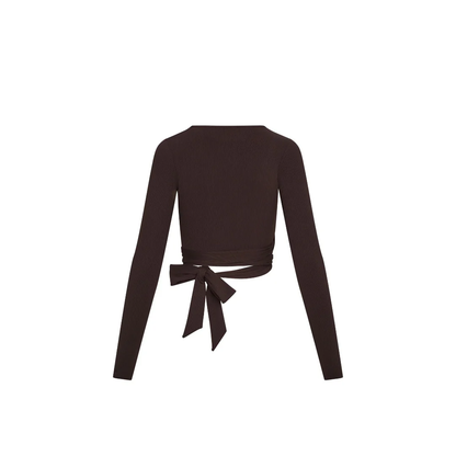 Rückenansicht des Core Calm Wrap Tops in Braun – freigestelltes Wickelshirt mit langen Ärmeln, auf weißem Hintergrund.