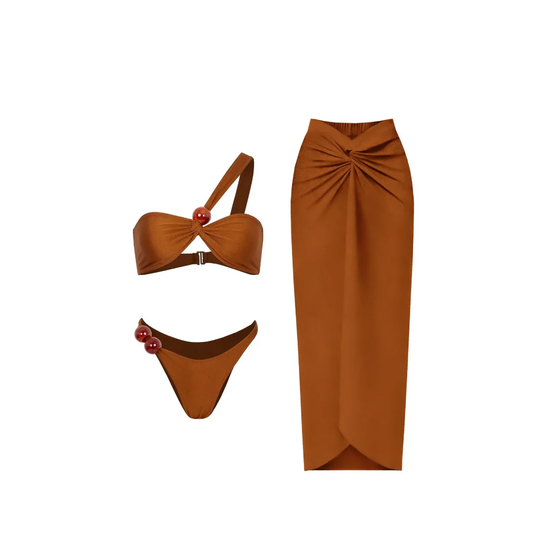 3-teiliges Bikini-Set in Braun mit One-Shoulder-Top, rotem Kugeldetail, passendem Höschen und Rock mit Frontschlitz – stilvoll und sommerlich