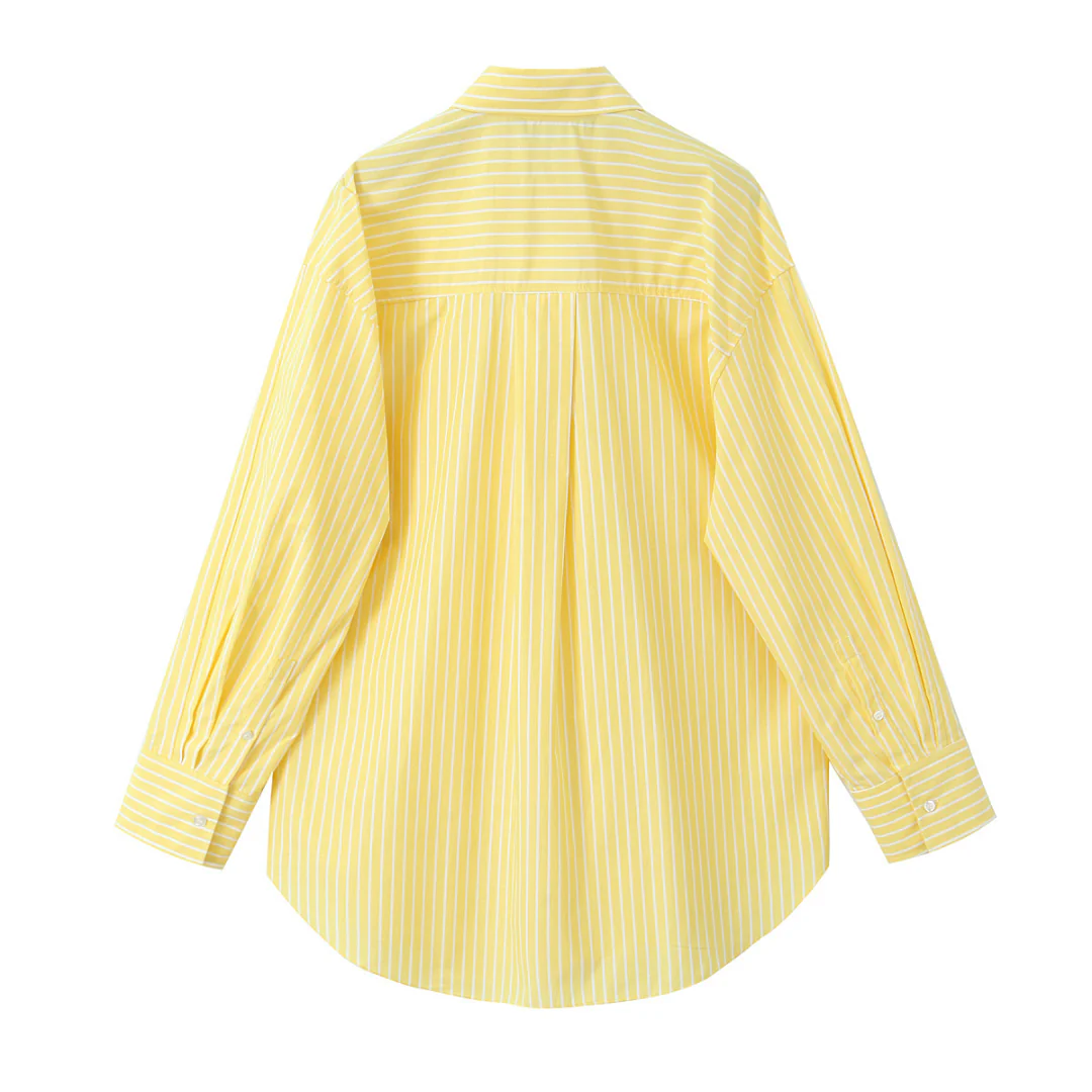 Rückansicht des gelb-weiß gestreiften Damenhemds mit lockerem Schnitt und langem Rücken – ideal für entspannte Loungewear-Looks