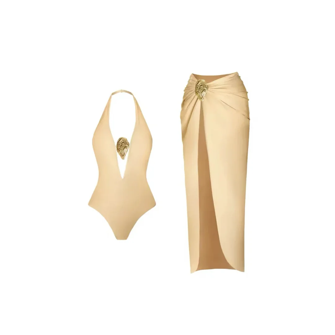 Beigefarbenes Badeanzug-Set mit goldfarbenem Detail und hohem Beinschlitz im Wickelrock – stilvoller Sommerlook