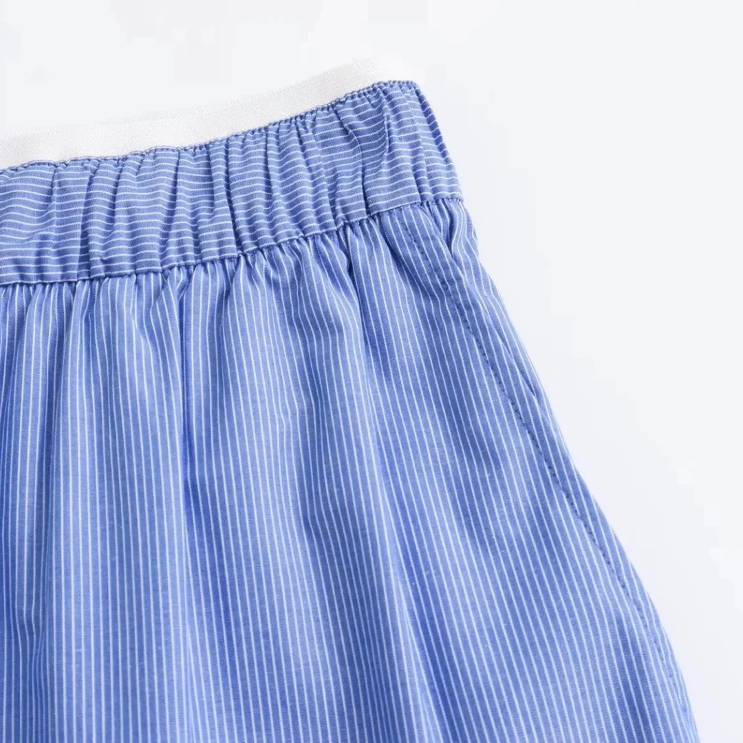 Detailansicht des elastischen Bundes der blau-weiß gestreiften Damen-Shorts – bequeme Passform und weiches Material für sommerliche Outfits