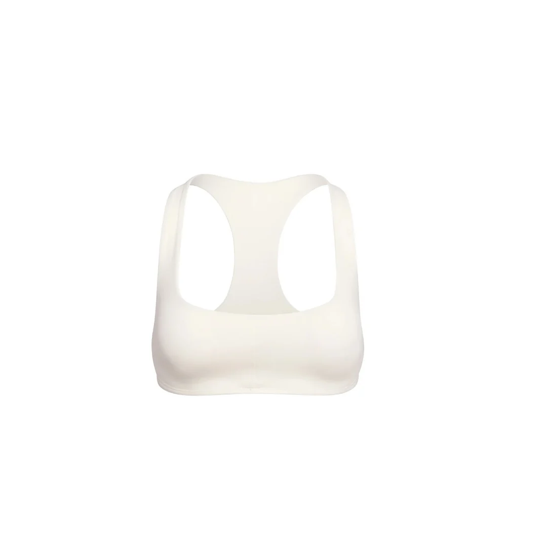 Freigestellter Core Calm Seamless Bra in Weiß, Vorderansicht – nahtloser Sport-BH mit Racerback, auf weißem Hintergrund.