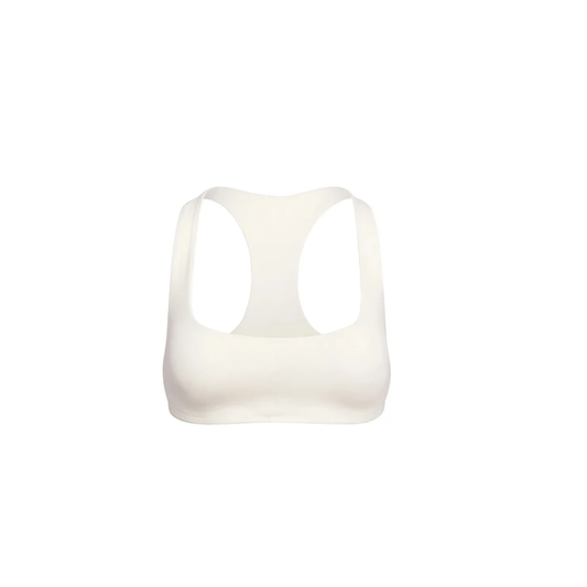 Freigestellter Core Calm Seamless Bra in Weiß, Vorderansicht – nahtloser Sport-BH mit Racerback, auf weißem Hintergrund.