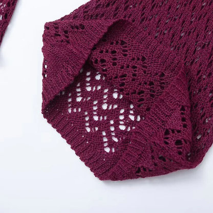 Detailansicht des langärmeligen Strickstoffs mit luftiger Struktur – Maxi-Strickkleid für Damen in Violett