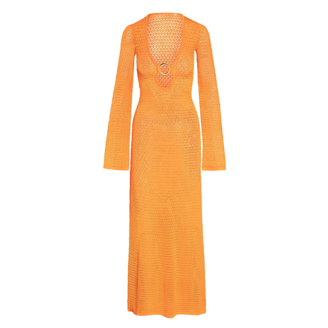 Kleid in Orange freigestellt auf weißem Hintergrund.