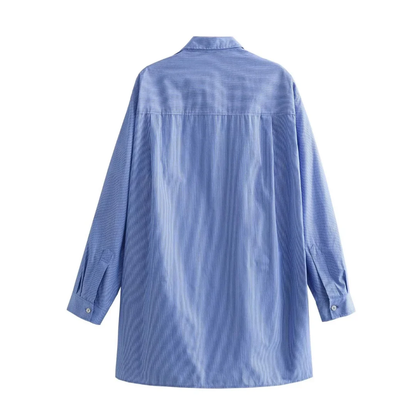 Rückansicht des blau-weiß gestreiften Damenhemds mit lockerem Schnitt und abgerundetem Saum – ideal für Sommerlooks