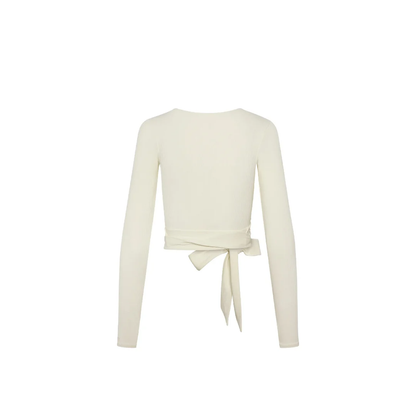 Rückenansicht des Core Calm Wrap Tops in Elfenbein – freigestelltes Wickelshirt mit langen Ärmeln, auf weißem Hintergrund.