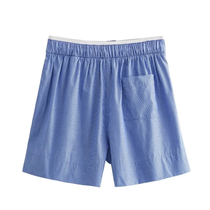 Rückansicht der blau-weiß gestreiften Damen-Shorts mit elastischem Bund – bequemer und luftiger Schnitt für warme Tage