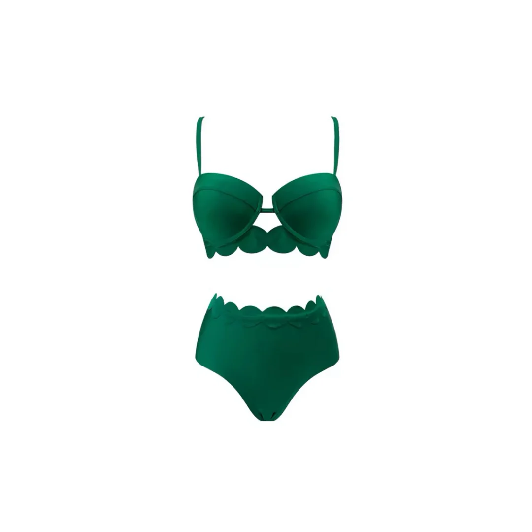 Freigestellter Bikini (Oberteil und Slip) auf weißem Hintergrund.