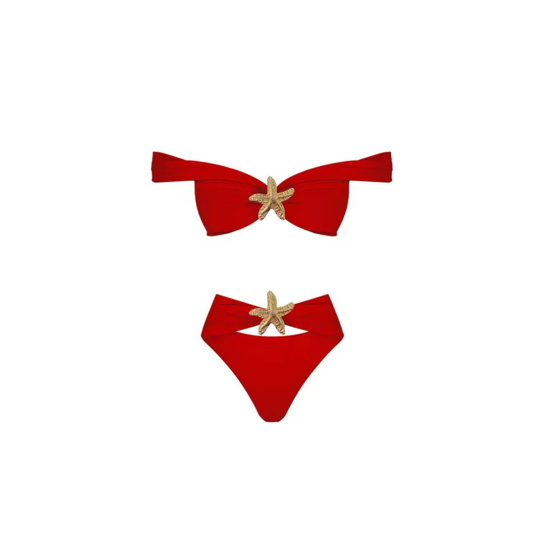 Rotes Triangel-Bikini-Set mit goldenen Seestern-Applikationen – stylisch, figurbetont und sommerlich.