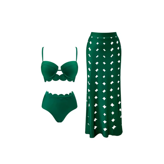 3-teiliges grünes Bikini-Set bestehend aus Triangel-Oberteil, Slip und passendem Cutout-Rock mit gewellten Kanten, freigestellt auf weißem Hintergrund.